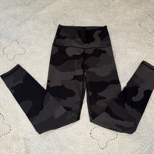 AERIE Chill black and grey camouflage leggings. Size Small